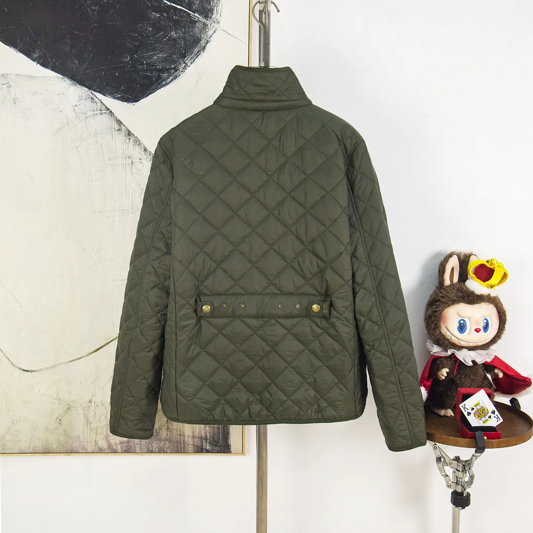 P390 zp version [Exclusive supply] Ralph Lauren/Ralph Lauren 2025aw autumn and winter popular items diamond-shaped quilted embroidered corduroy strips imitation feather jacket jacket Correct three-pocket version Slight waist design Free matching neckline ✅ Facial filling imitation feather cotton Three-in-one diamond-shaped quilted embroidery Soft and comfortable ✅ Customized double-circle brand hardware buckle back waist freely adjustable elastic design ✅ RL three-color diamond plaid cotton jacket 100% restoration Corduroy strips running through the whole body, no knots and overlaps, artificial curling, fine workmanship, highly recommended, a rare cotton jacket that does not look bloated, can be worn as an inner layer in the north, can be worn with multiple necklines, elastic waistline on the back, freely adjustable waist, matte memory technology on the face, with a cotton feel, not to be missed, highly recommended, color: black, white, gray green, khaki, navy, size: S M L XL, number: WW10947